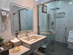 Chuveiro, secador de cabelo, bidê, toalhas de banho