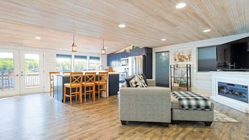 Smart TV, fireplace