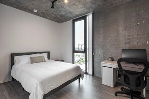 2 bedrooms, desk, iron/ironing board, travel crib - ★Lux Designer Penthouse - Balcony w/ Stunning View (San Diego)