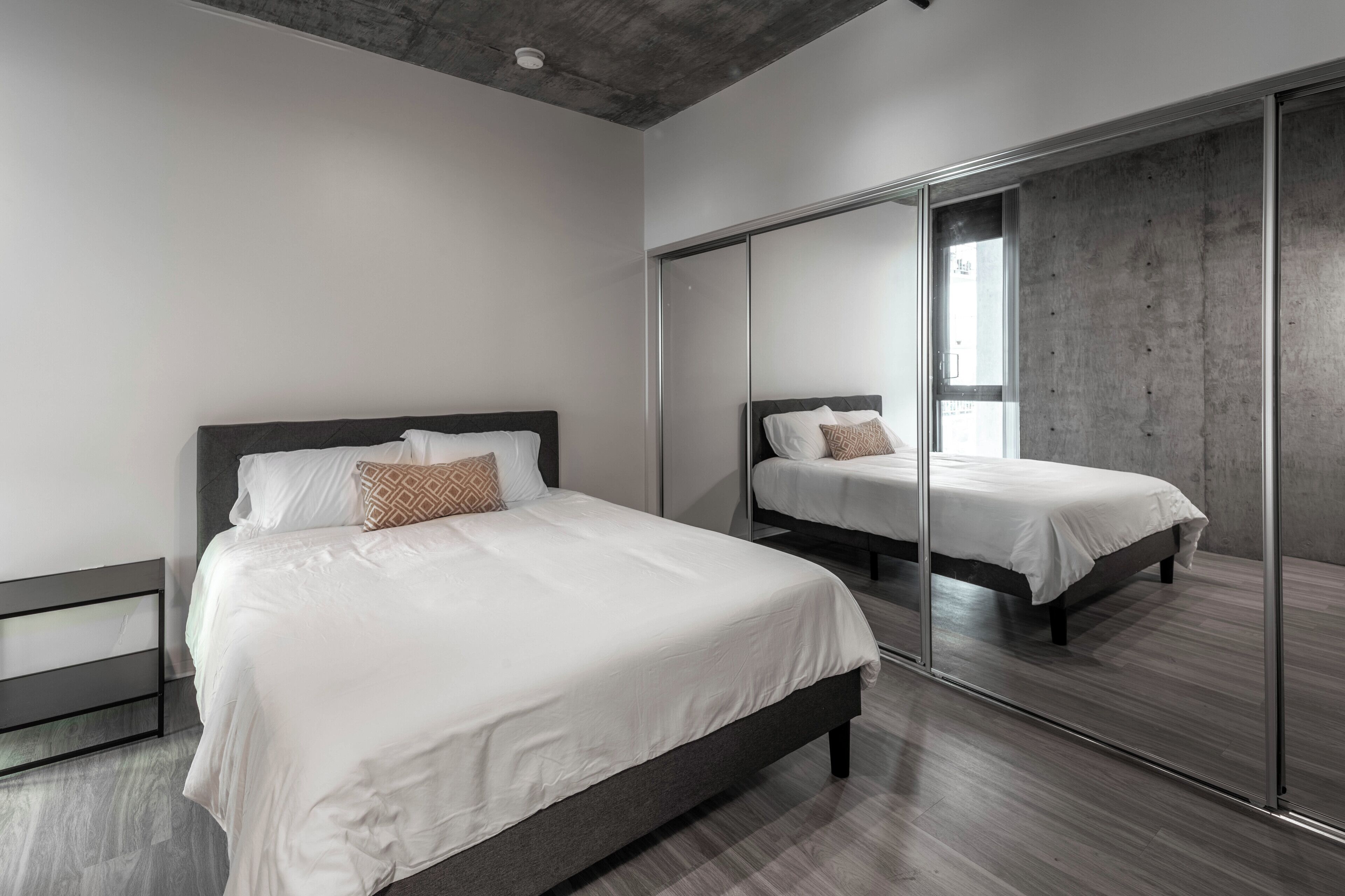 2 makuuhuonetta, työpöytä, silitysrauta/-lauta, vauvan matkasänky