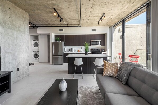 Smart TV, computer monitors - ★Lux Designer Penthouse - Balcony w/ Stunning View (San Diego)