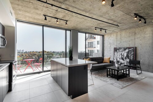 ★Lux Designer Penthouse - Balcony w/ Stunning View