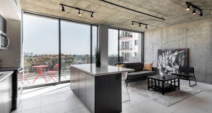★Lux Designer Penthouse - Balcony w/ Stunning View