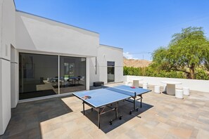 Outdoor dining - The Desert Mountain Compound (Palm Desert)