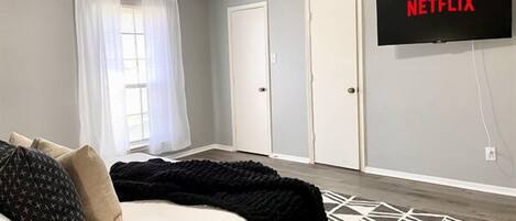 2 dormitorios, escritorio, tabla de planchar con plancha y cuna de viaje