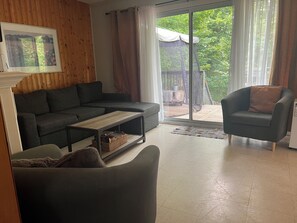 TV, peis, DVD-spiller og bøker