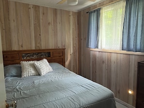 3 bedrooms, WiFi, bed sheets - Classic Cottage Charm - relaxing & private. #1 (Battersea)