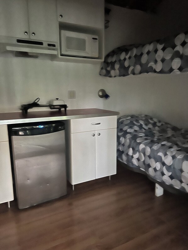 Room - Lakeside Tiny Cottage in the woods (Battersea)