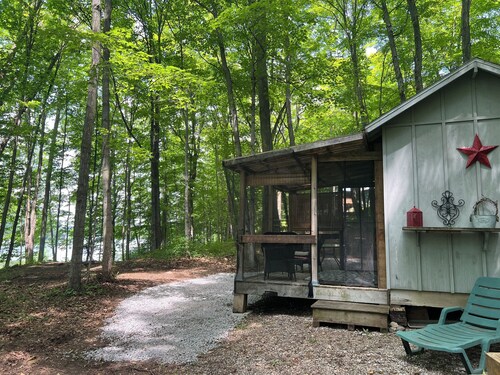 Lakeside Tiny Cottage in the woods