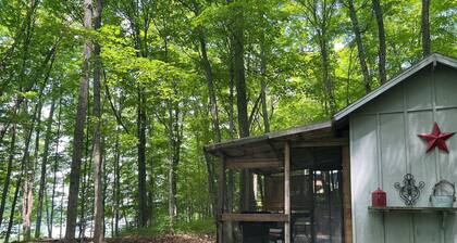 Lakeside Tiny Cottage in the woods