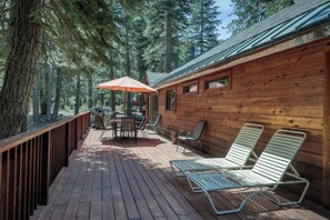 Outdoor dining - Cozy Tahoe Donner Retreat – Near Lake Tahoe, Donner Lake & Palisades (Truckee)