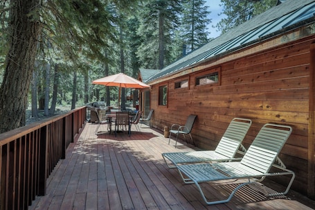 Outdoor dining. Cozy Tahoe Donner Retreat – Near Lake Tahoe, Donner Lake & Palisades