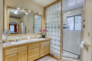 Shower, hair dryer, bidet, towels