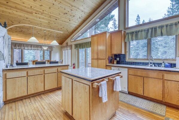 Fridge, microwave, stovetop, dishwasher