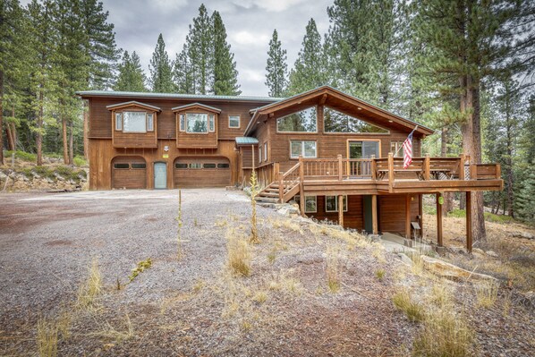 Exterior - Experience the Valley View Hideaway in Truckee, CA, with space for 10 guests. (Truckee)
