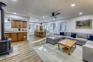Smart TV, fireplace