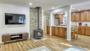 Smart TV, fireplace