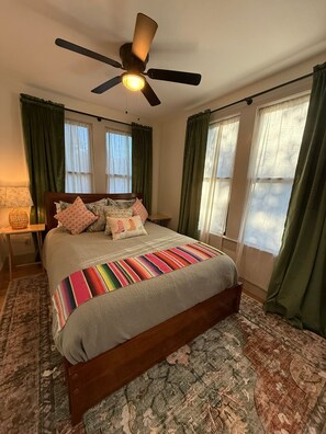 3 habitaciones, tabla de planchar con plancha, wifi y ropa de cama