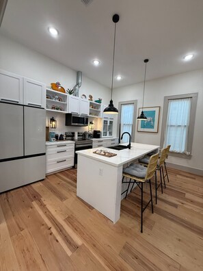 Fridge, microwave, oven, stovetop - "Badonkadonkey" a historic home in Bay City, Texas (Bay City)