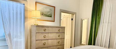 3 habitaciones, tabla de planchar con plancha, wifi y ropa de cama