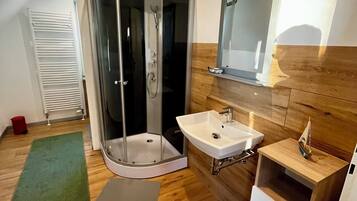 Handtücher, Seife, Toilettenpapier