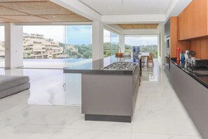 Microwave, oven - Beautiful house with pool, beach club, ocean and mountain view, exclusive Fracc. (Acapulco de Juárez)