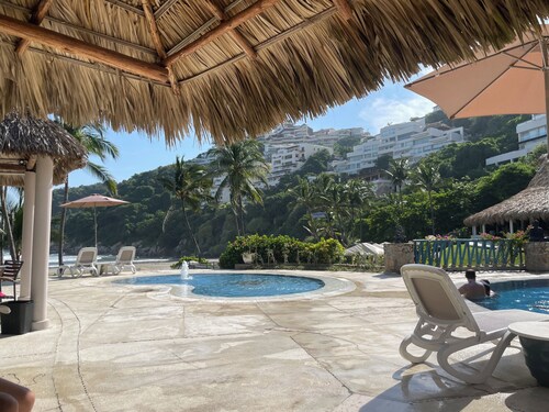 Beautiful house with pool, beach club, ocean and mountain view, exclusive Fracc.