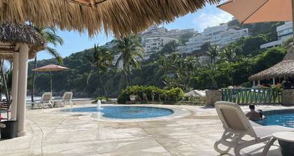 Beautiful house with pool, beach club, ocean and mountain view, exclusive Fracc.