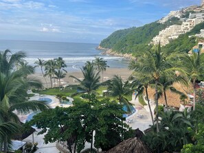 On the beach - Beautiful house with pool, beach club, ocean and mountain view, exclusive Fracc. (Acapulco de Juárez)