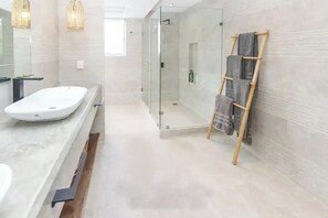 シャワー、タオル、石鹸、トイレットペーパー