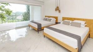 Une chambre moderne avec deux lits, de grandes fenêtres et un balcon.