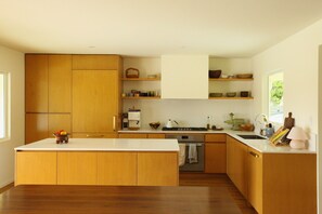 Fridge, oven, stovetop, dishwasher - Inspiring centrally-located 4-bedroom house w/ sauna, cold plunge, & gym (San Diego)