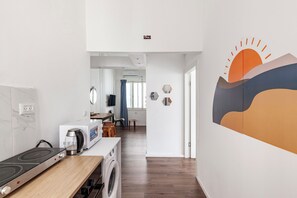 Appartement classique, non-fumeur, balcon | Cuisine privée | Réfrigérateur, four à micro-ondes, un four, surface de cuisson