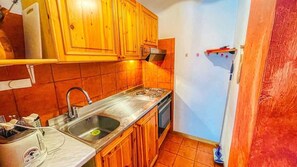 Kühlschrank, Mikrowelle, Toaster, Kochgeschirr/Geschirr/Besteck