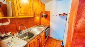Geladeira, micro-ondas, cooktop, torradeira