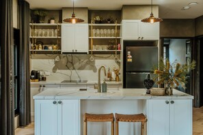 Kylskåp, mikrovågsugn, ugn och spishäll