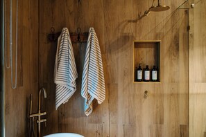 Douche, séchoir à cheveux, serviettes fournies, savon