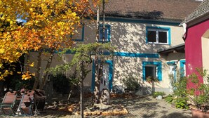 Un bâtiment aux contours bleus et doté d’un toit recouvert de tuiles.