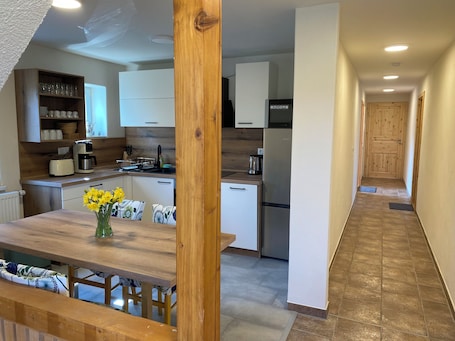 Fridge, microwave, oven, stovetop. Double room with shared kitchen in the HofPAUSE