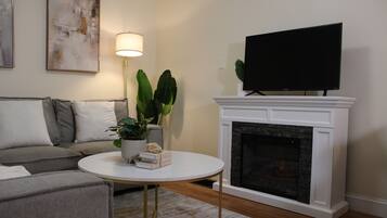 Smart TV, chimenea y libros