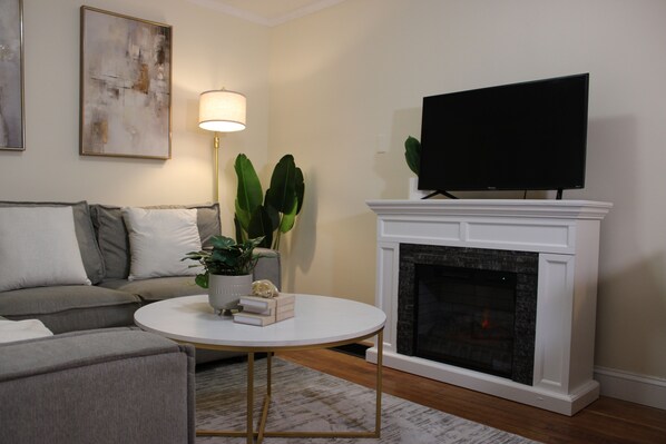 Smart-TV, Kamin, Bücher