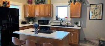 The Colorful Cottage- Historic Gem Near Downtown