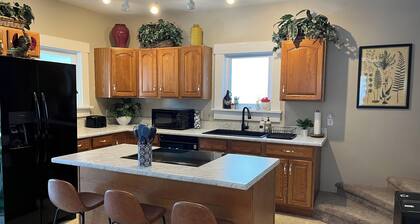The Colorful Cottage- Historic Gem Near Downtown