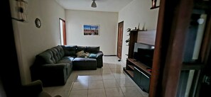 Smart TV - Beautiful house to relax in, located between the mountains and the sea, 500m from the beach. (Itaipuaçu Maricá)