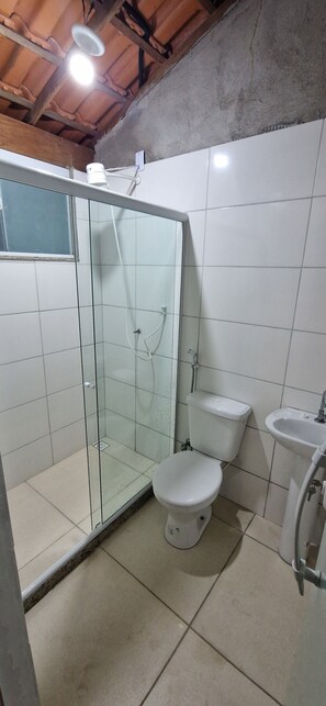 Toallas, jabón, papel de baño 