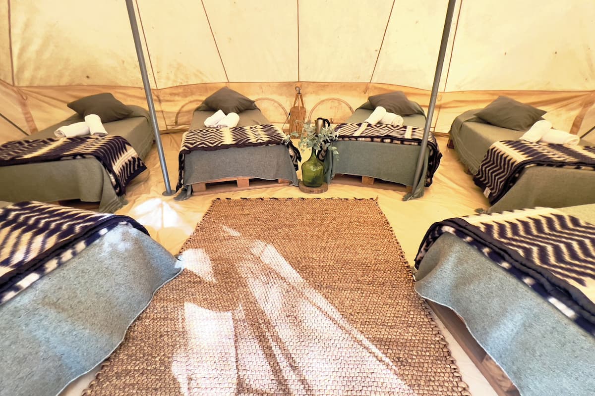 1 bedroom, bed sheets