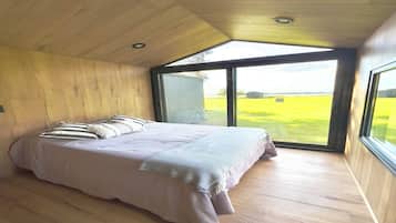 1 bedroom, bed sheets