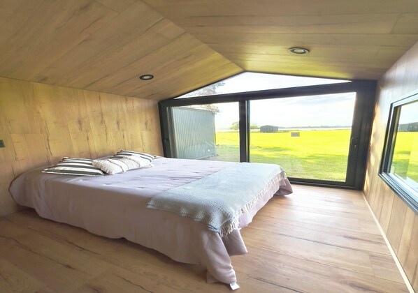 1 bedroom, bed sheets