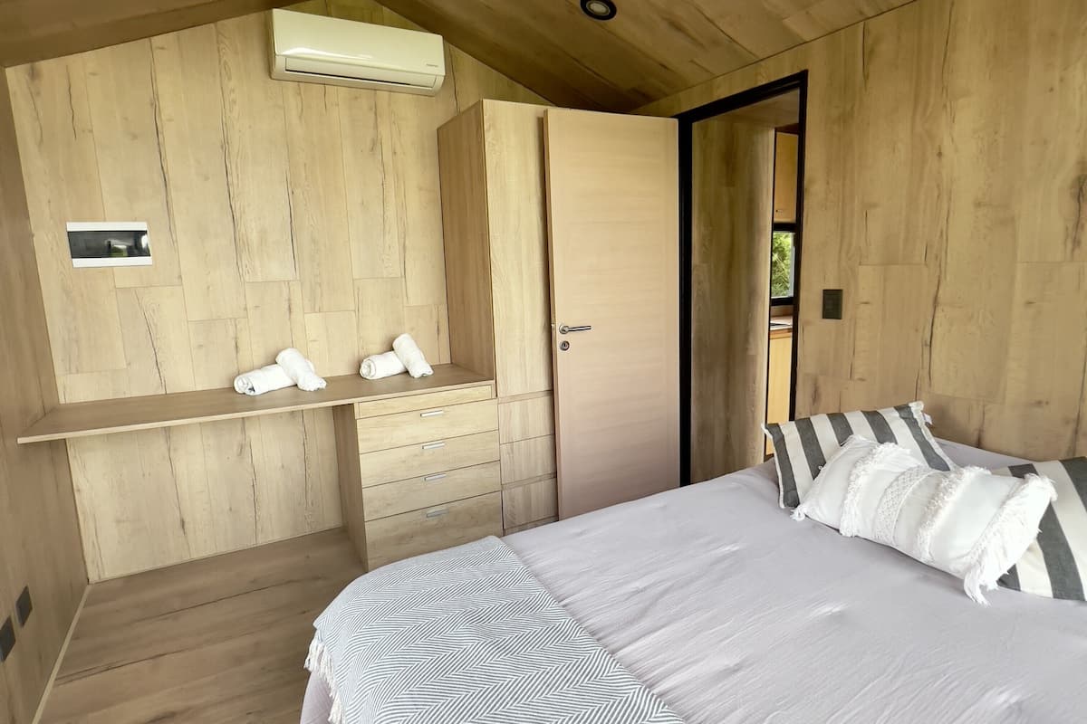 1 bedroom, bed sheets