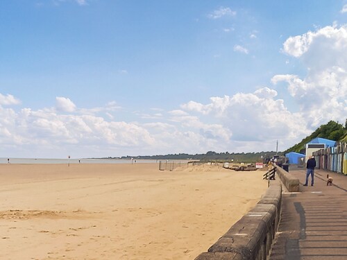 3 bedroom accommodation in Lowestoft